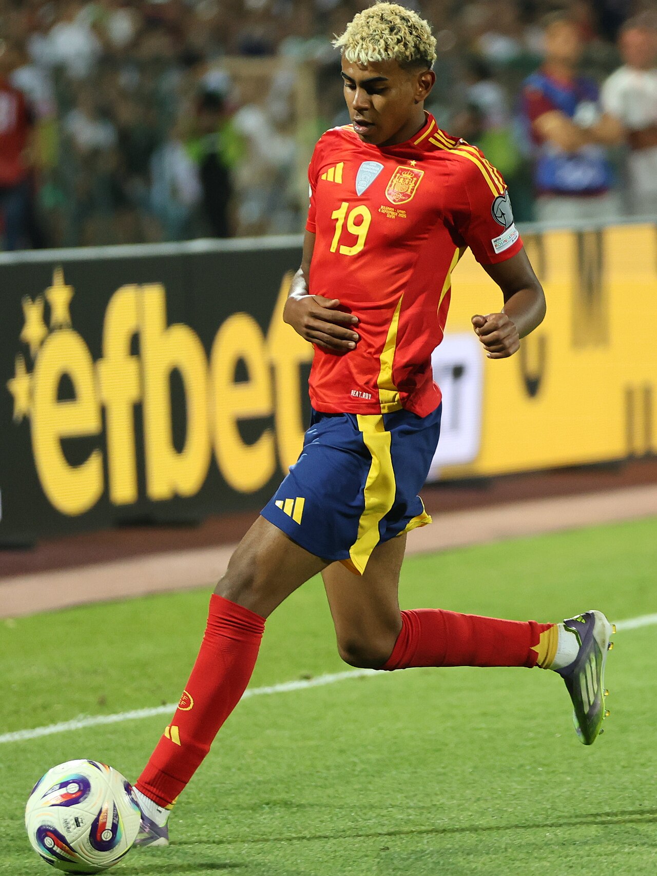 Lamine Yamal playing for Spain in September 2025